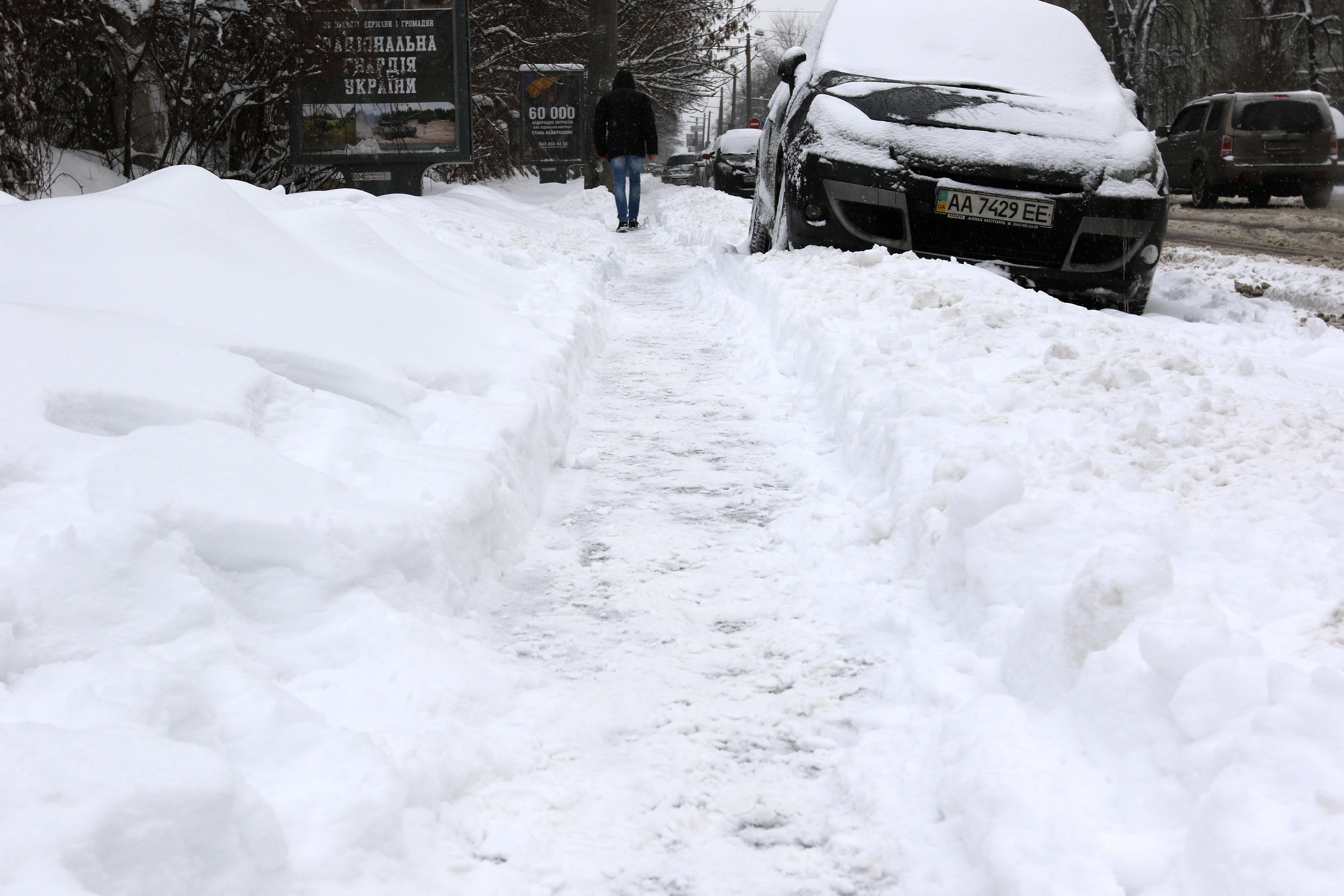 Киян закликають не лишати машини на узбіччях: столицю будуть чистити від снігу Киян закликають не лишати машини на узбіччях: столицю будуть чистити від снігу