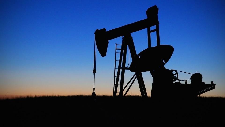 Ціна на нафту вперше за рік опустилася нижче 52 доларів за барель