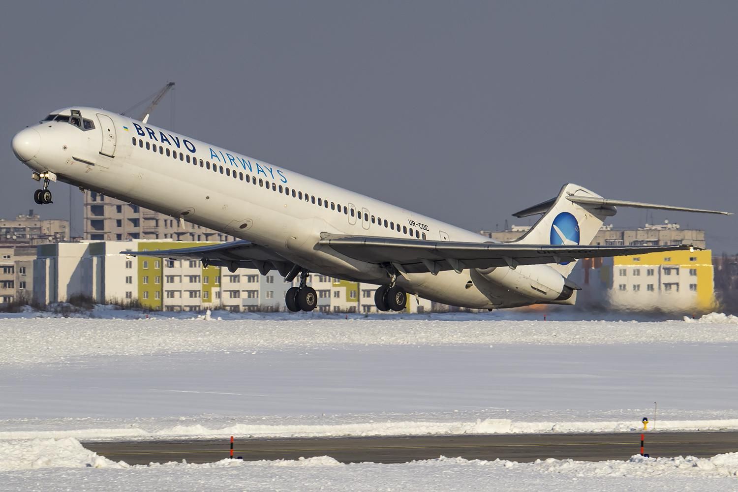 Украинская авиакомпания опять попала в скандал: более 170 туристов застряли в "Борисполе"