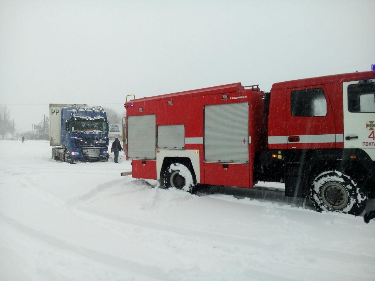 На Полтавщині через негоду десятки авто застрягли у снігових заметах: фото