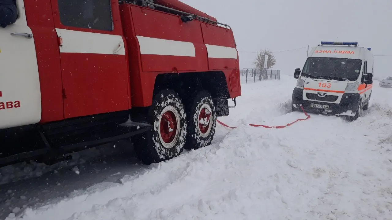 Рятувальники витягли із снігових заметів 4 автомобілі швидкої допомоги