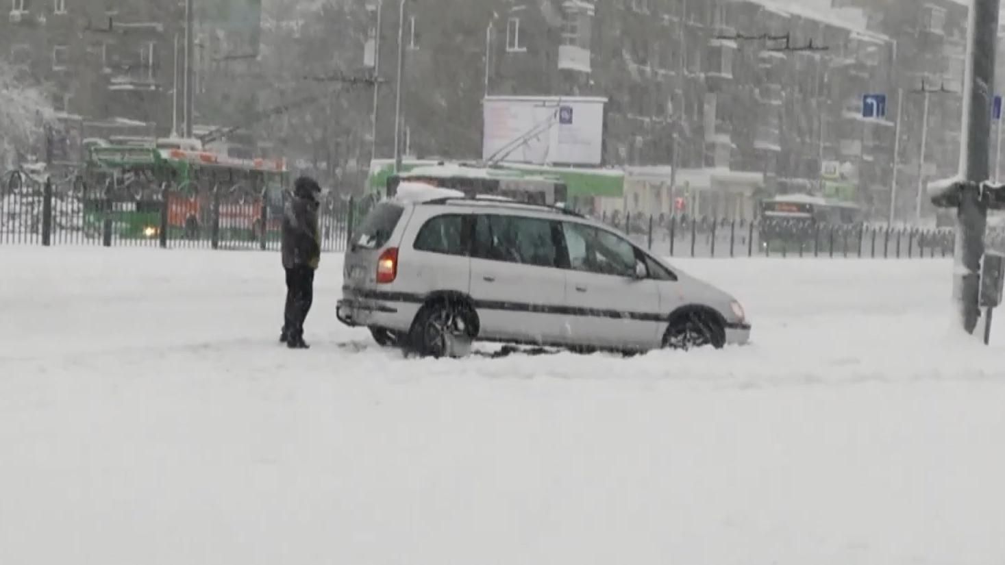 Потужний снігопад наробив лиха на Харківщині: фото та відео