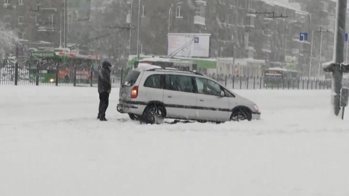 Потужний снігопад наробив лиха на Харківщині: фото та відео Потужний снігопад наробив лиха на Харківщині: фото та відео