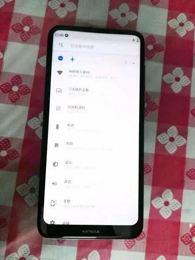 З'явились фото загадкового смартфону Nokia З'явились фото загадкового смартфону Nokia