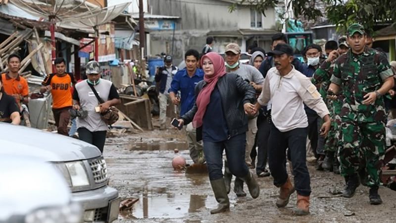 Цунамі в Індонезії: рятувальники для пошуку вцілілих людей використали дрони та собак