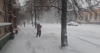 На Полтавщині через снігопад закрили дороги і школи: фото і відео