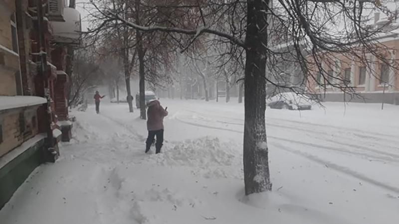 На Полтавщині через снігопад закрили дороги і школи: фото і відео