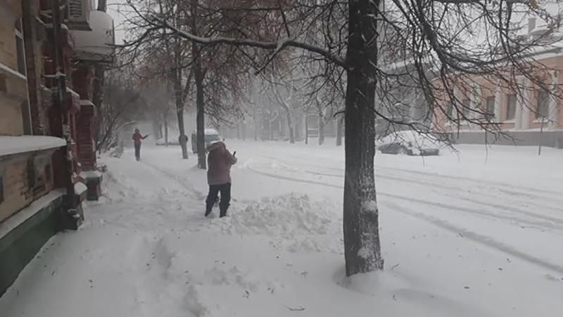 На Полтавщине из-за снегопада закрыли дороги и школы: фото и видео