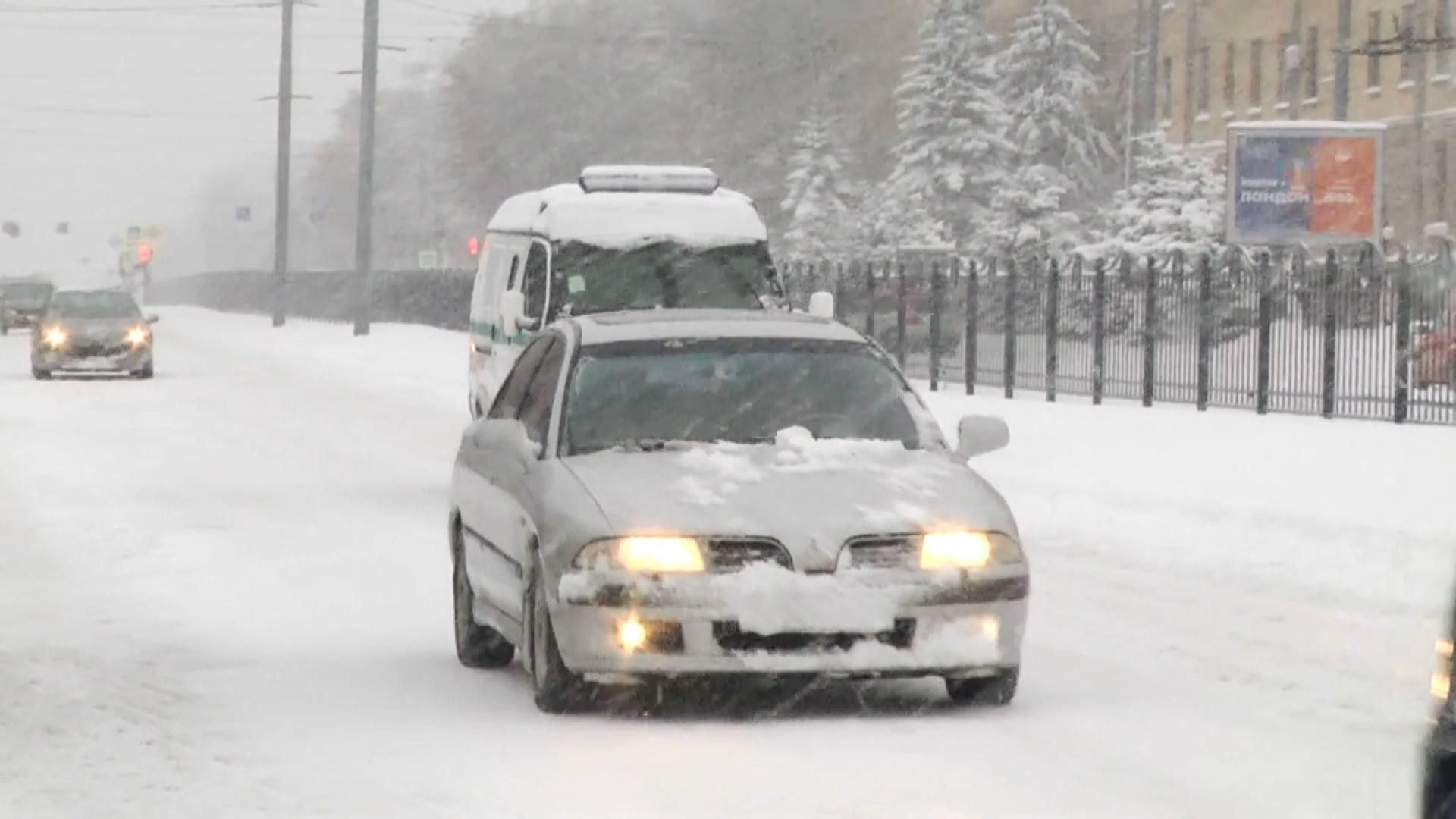 Украину засыпало снегом: как коммунальщики борются с непогодой Украину засыпало снегом: как коммунальщики борются с непогодой
