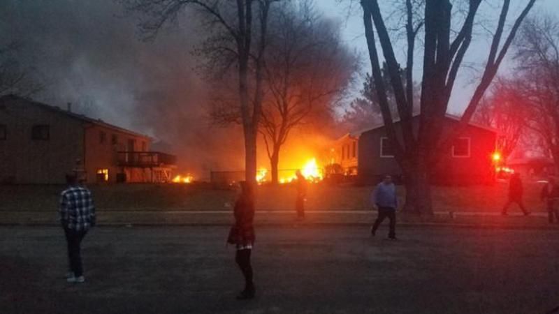 У США впав літак на житлові будинки: є жертви – фото і відео У США впав літак на житлові будинки: є жертви – фото і відео