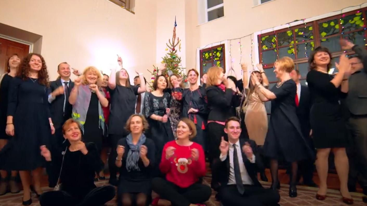 У британському посольстві тепло привітали українців з прийдешніми святами: відео