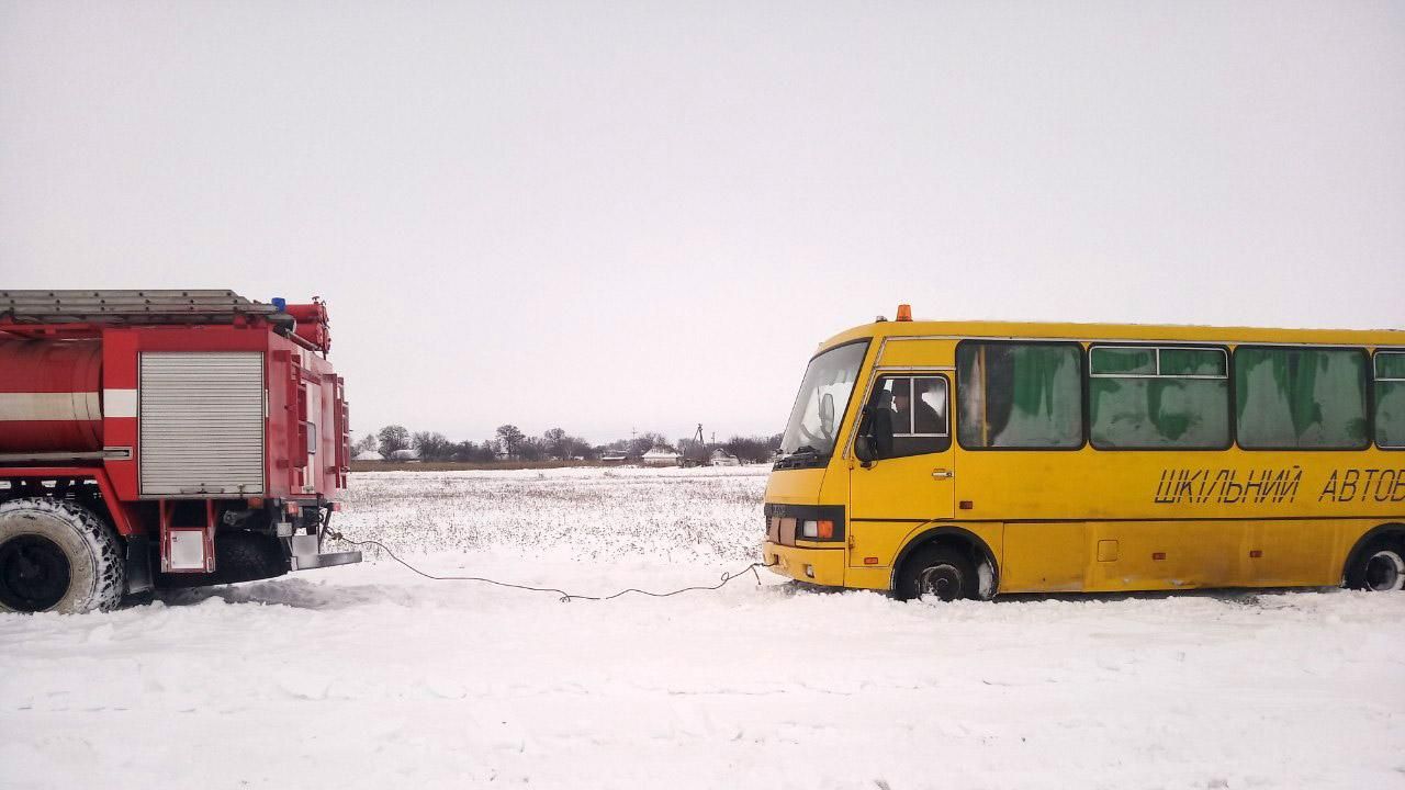 Через негоду у сніговому полоні опинився автобус з 30 дітьми 