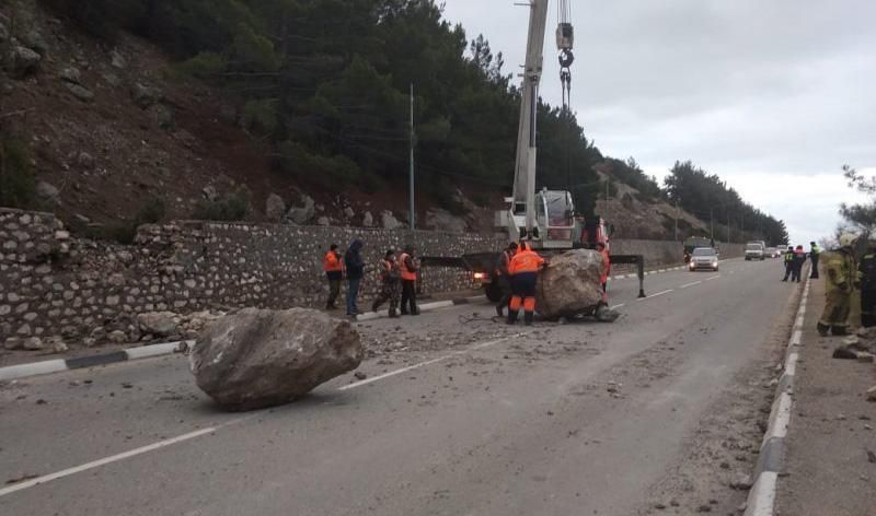 В окупованому Криму стався масштабний обвал на трасі: фото та відео В окупованому Криму стався масштабний обвал на трасі: фото та відео