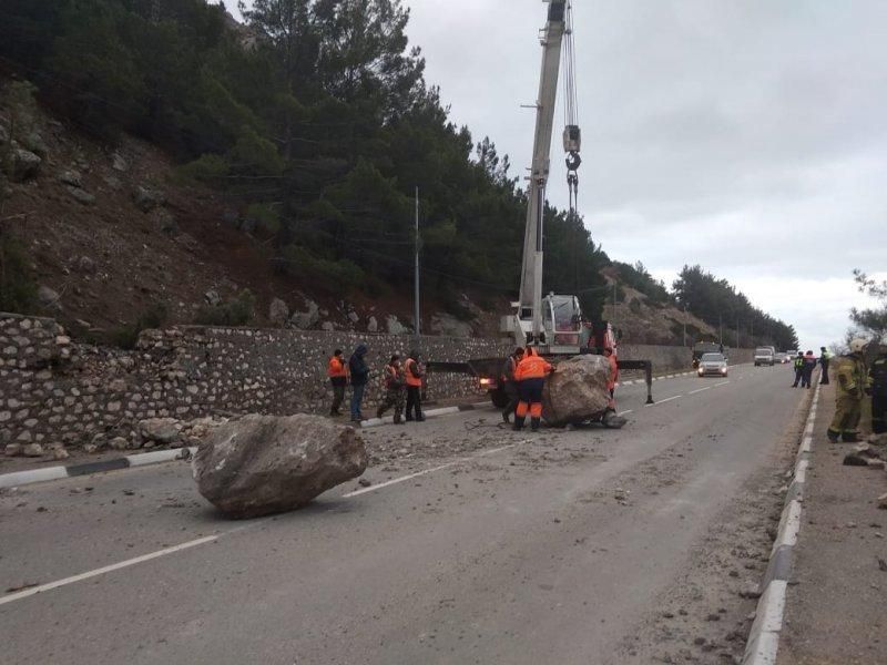 В оккупированном Крыму произошел масштабный обвал на трассе: фото и видео