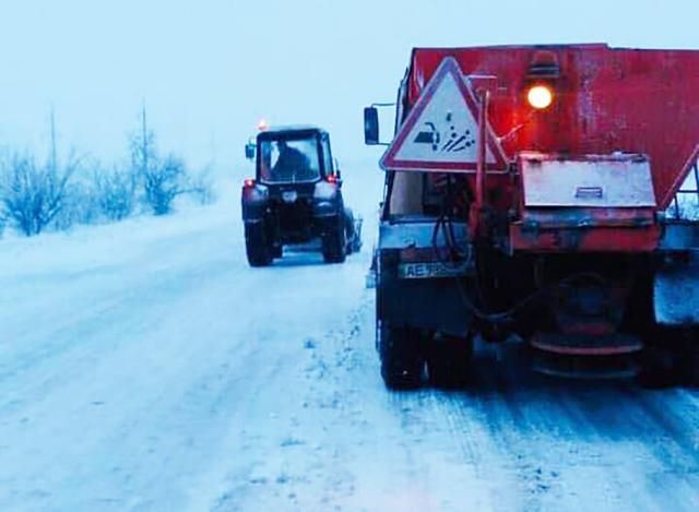Яка зараз ситуація на дорогах України через негоду: затори та обмеження руху