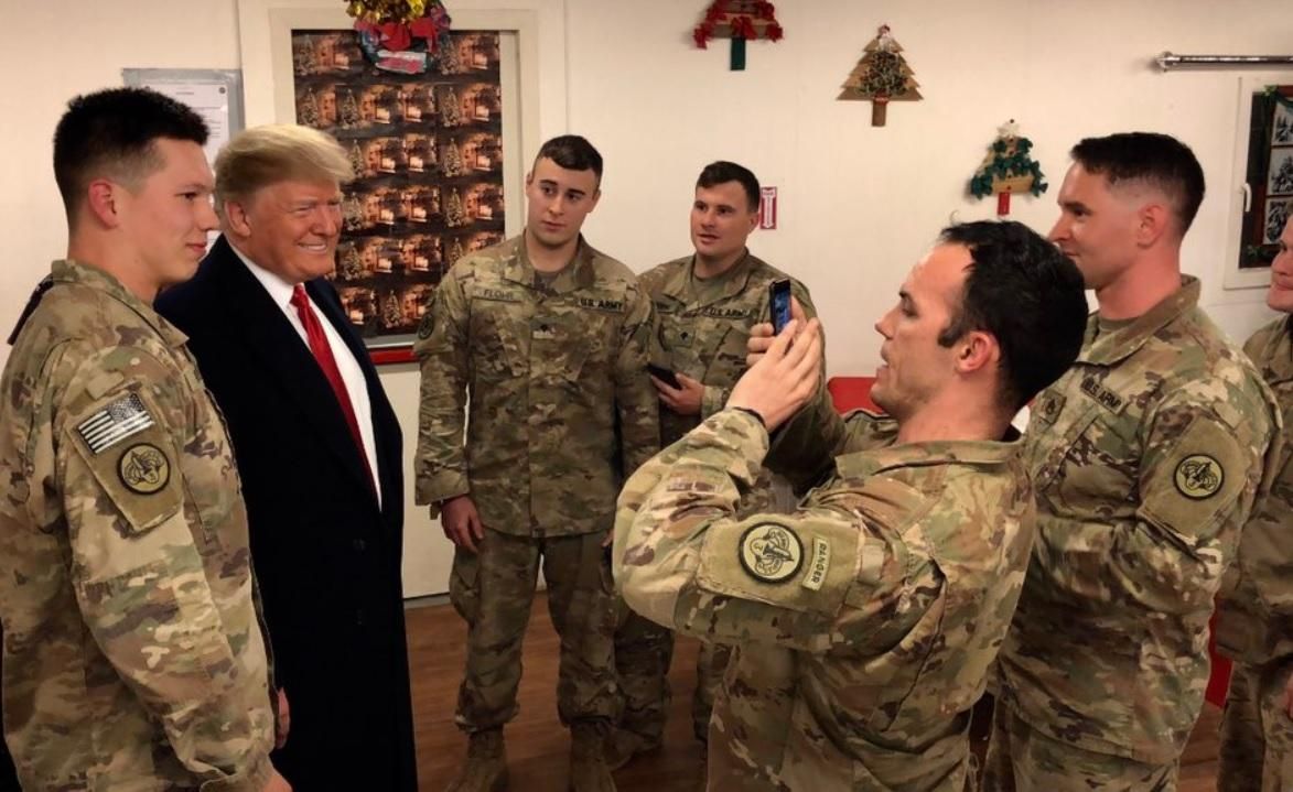 Дональд и Мелания Трамп посетили американских военных в Ираке Дональд и Мелания Трамп посетили американских военных в Ираке