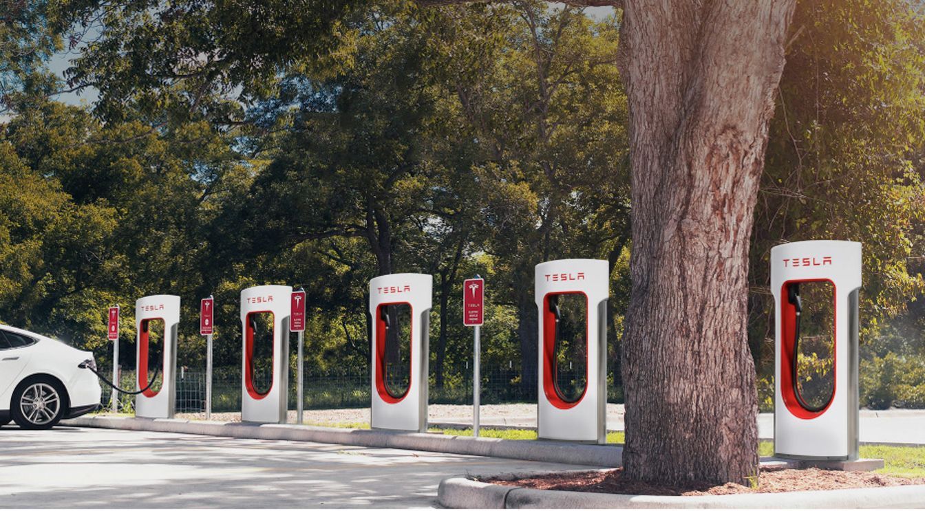 Ілон Маск анонсував появу Tesla Supercharger в Україні