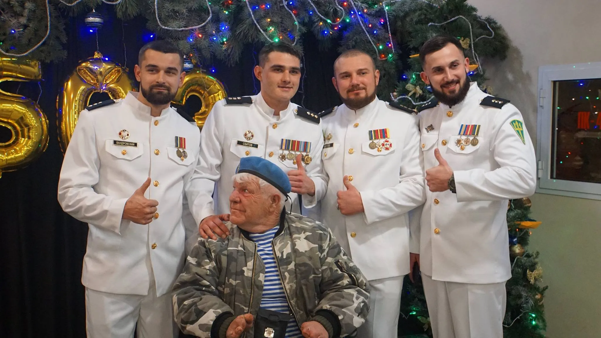 Волонтер та друг військових підтримав морпіхів на балу Волонтер та друг військових підтримав морпіхів на балу