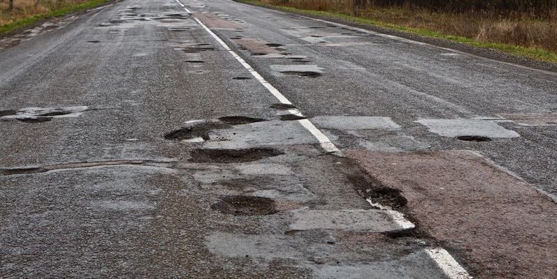 Дороги чи суцільне бездоріжжя: активісти взялися контролювати якість автошляхів в Україні