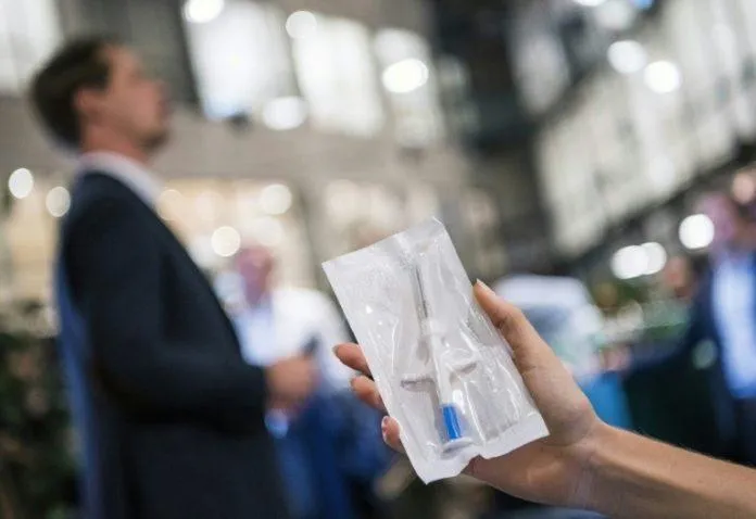 Чіп вживляють за допомогою шприца Чіп вживляють за допомогою шприца