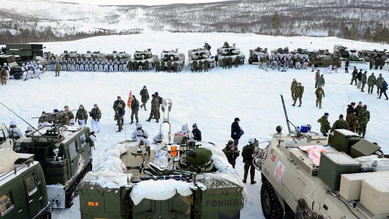 Перемещение большого количества военной техники заметили на границе с Россией