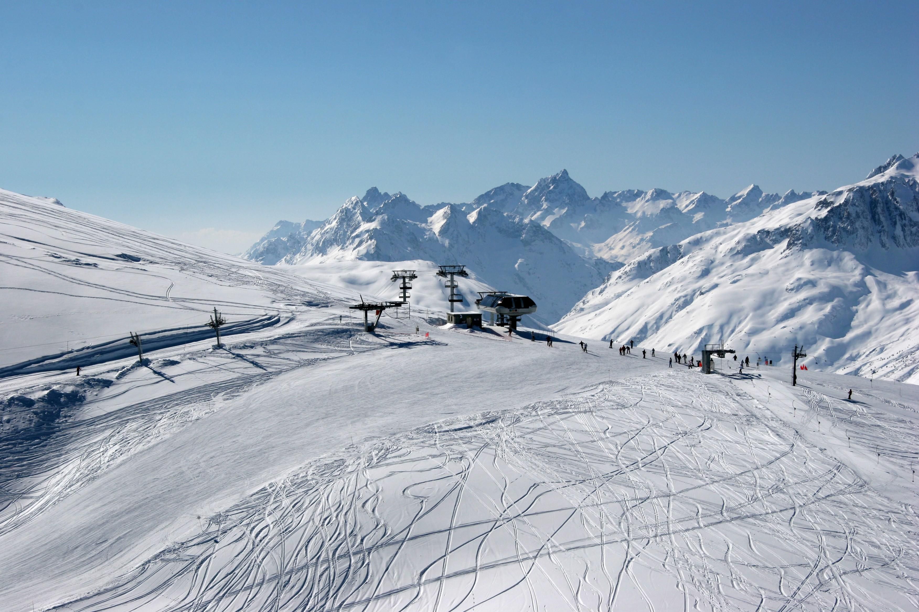 Снесло лавиной: в французских Альпах чудом спасли 12-летнего мальчика Снесло лавиной: в французских Альпах чудом спасли 12-летнего мальчика