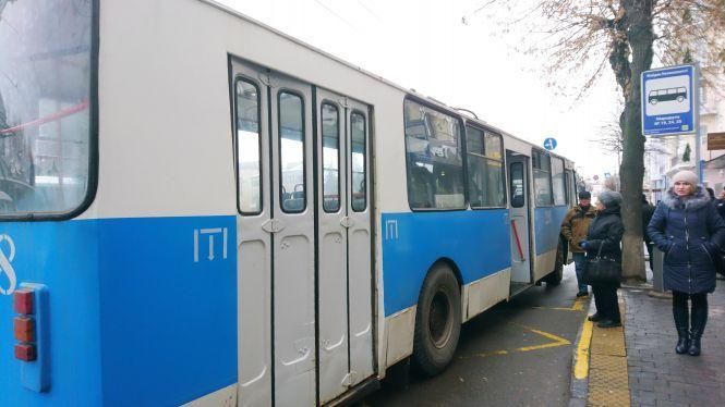 Вибух у вінницькому тролейбусі: госпіталізували трьох людей – фото Вибух у вінницькому тролейбусі: госпіталізували трьох людей – фото