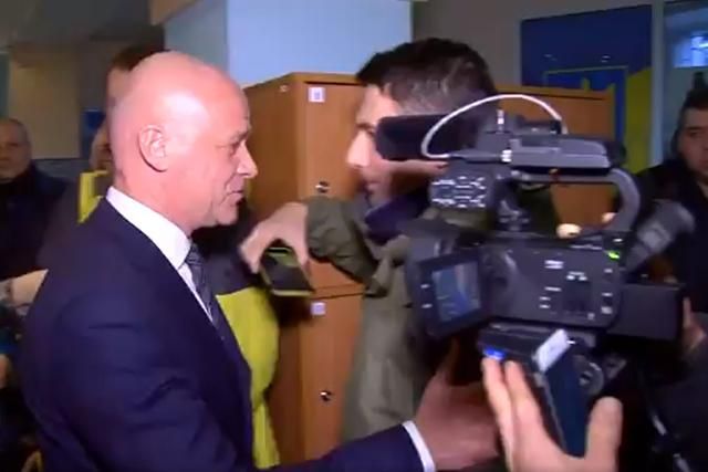 Мэр Одессы Труханов толкнул журналиста после заседания суда по своему делу: видеодоказательство