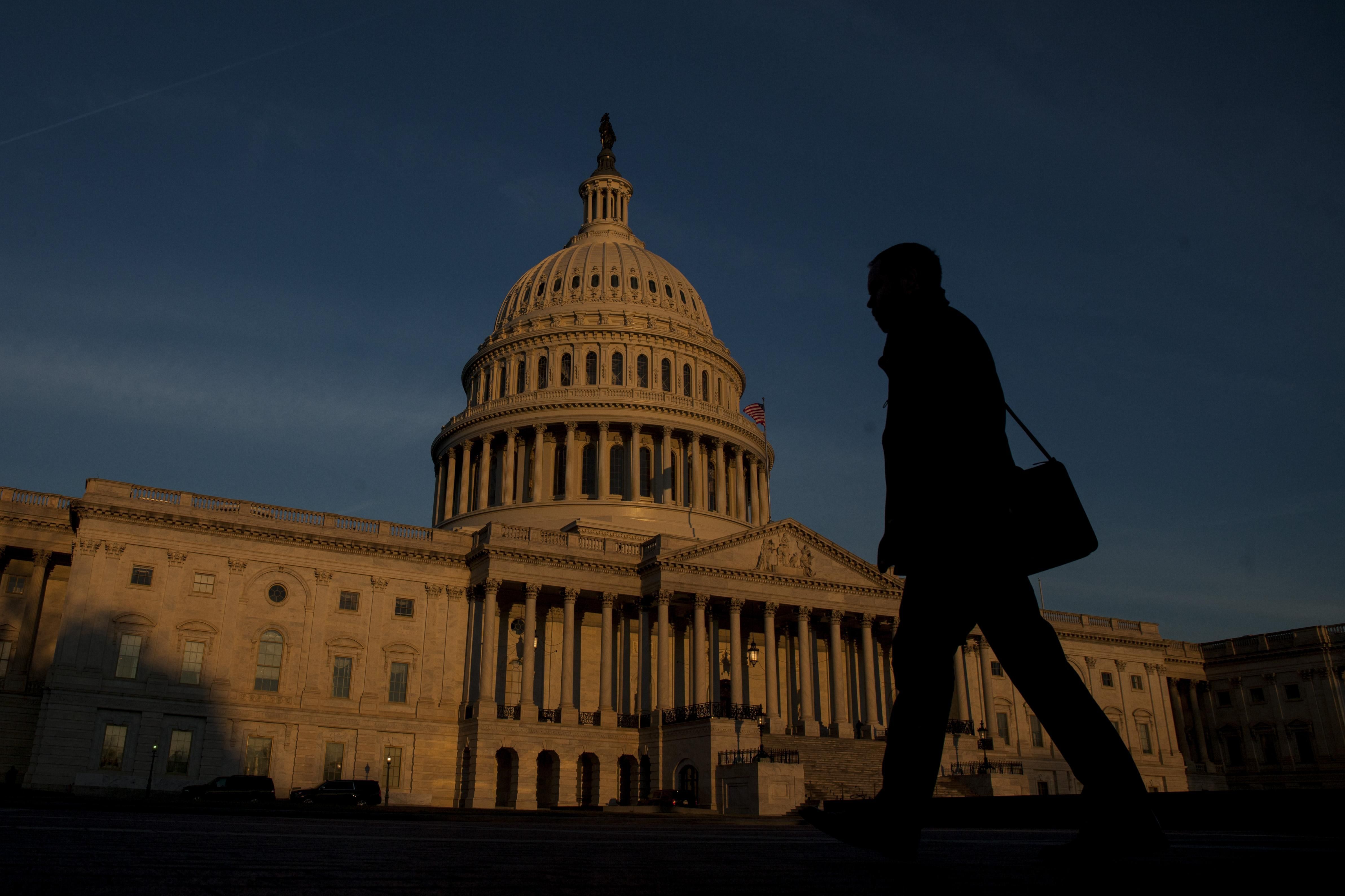 Конгрес США не проголосував за бюджет, уряд не працюватиме до понеділка