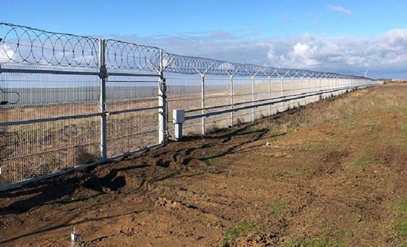 ФСБ заявила о завершении возведения забора на админгранице с оккупированным Крымом ФСБ заявила о завершении возведения забора на админгранице с оккупированным Крымом