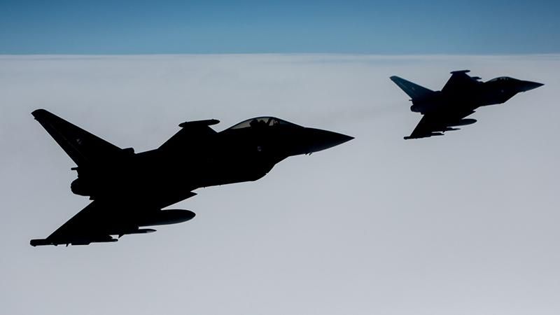 Истребители НАТО перехватили военные самолеты России над Балтийским морем
