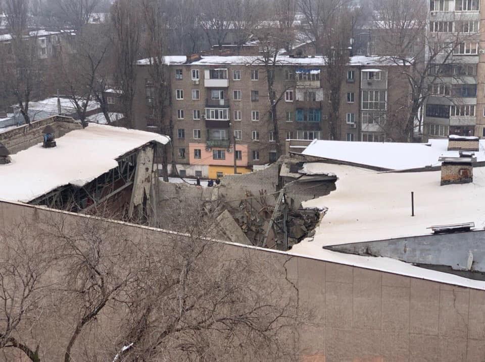 У Кривому Розі обвалився дах колишнього кінотеатру: фото з місця інциденту