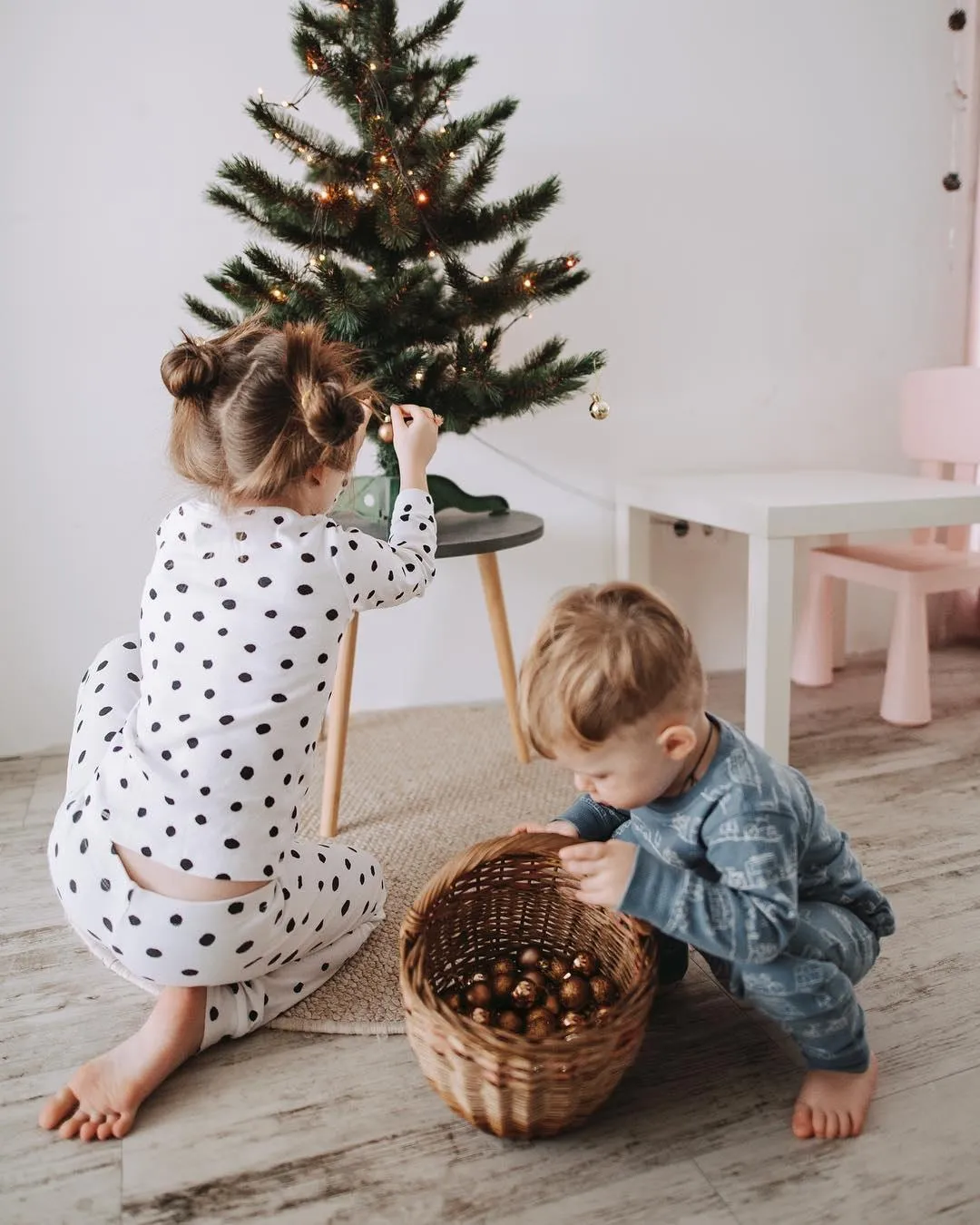 Діти в новорчіній зоймці Діти в новорчіній зоймці