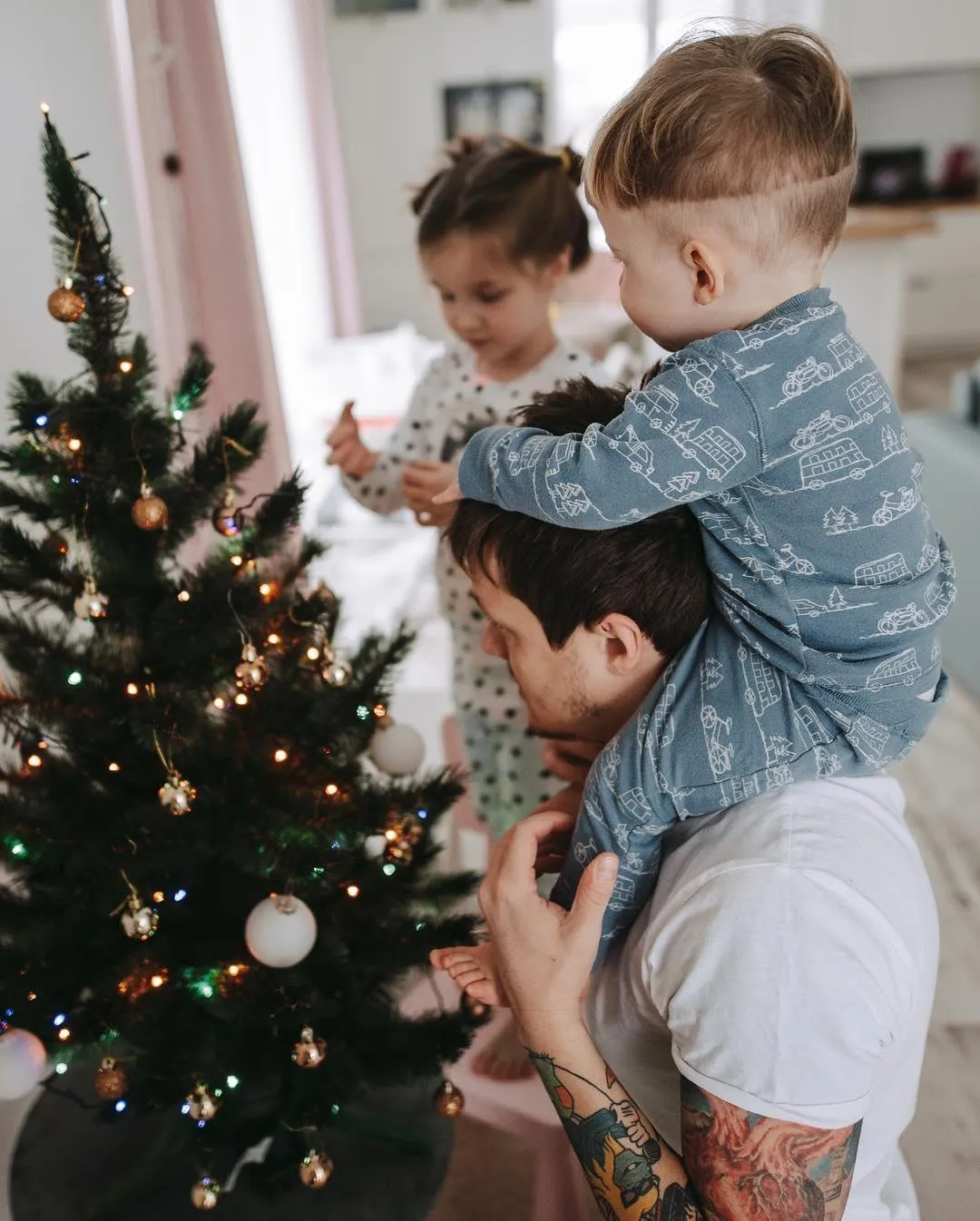 Женя Галич з дітьми прикрасив ялинку Женя Галич з дітьми прикрасив ялинку