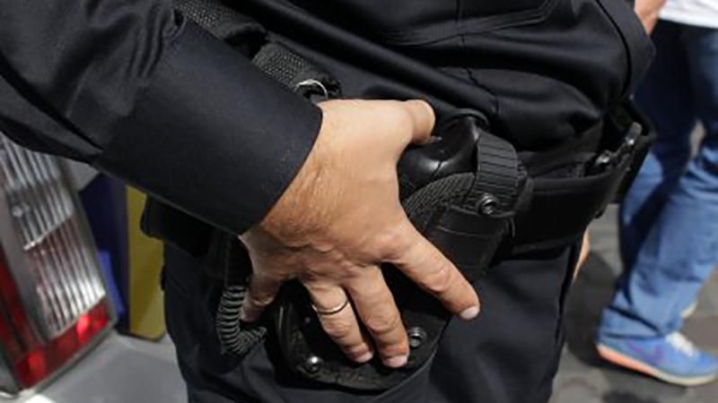 В Киеве мужчина покусал полицейского В Киеве мужчина покусал полицейского