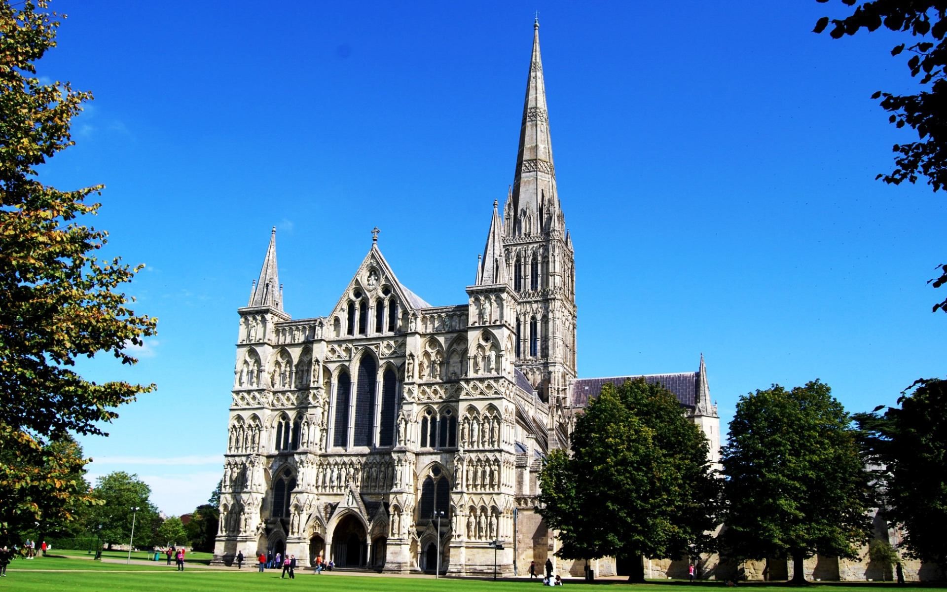 Российский телеканал дарит шоколадный собор в Солсбери на Новый год Российский телеканал дарит шоколадный собор в Солсбери на Новый год