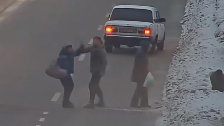 Водій жорстоко побив пішоходів-порушників, які перебігали дорогу: відео