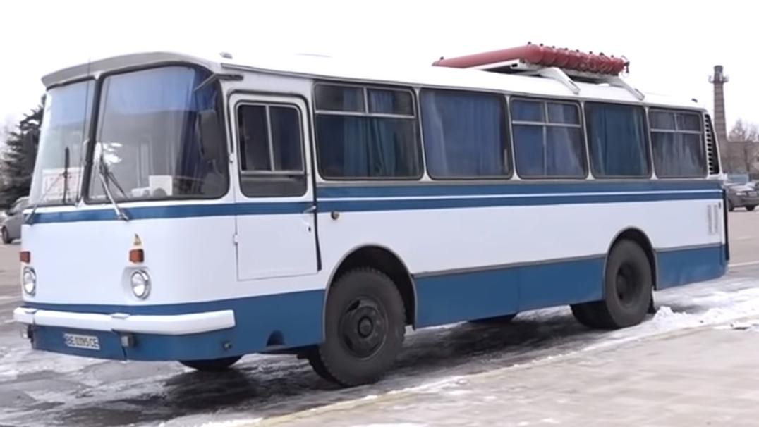 "Унікальна машина": старий ЛАЗ за 6 тисяч доларів обслуговуватиме міжнародний аеропорт Миколаєва