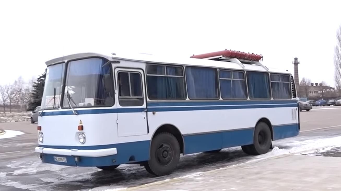 "Уникальная машина": старый ЛАЗ за 6 тысяч долларов будет обслуживать аэропорт Николаева