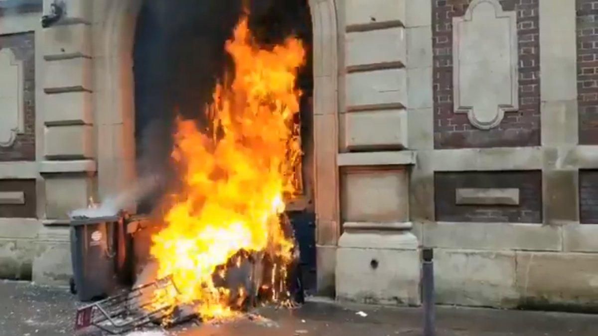"Жовті жилети" підпалили Банк Франції у Руані: відео