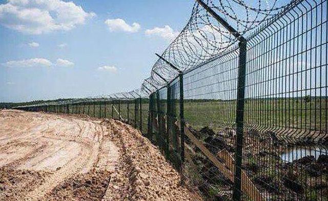 Збудований Росією паркан в окупованому Криму має несправності та був зданим за хабар, – ДПСУ 