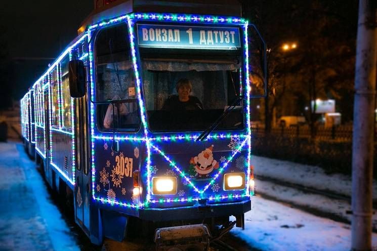 У Дніпрі курсують святкові трамваї: захопливі фото та відео