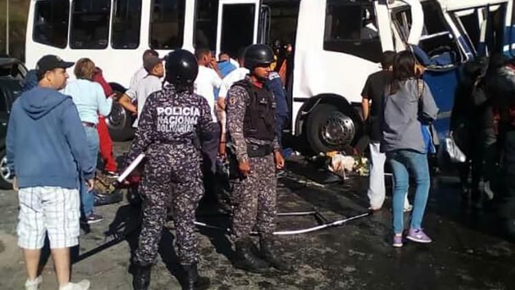 В Венесуэле одновременно столкнулось 13 авто, много пострадавших: фото и видео