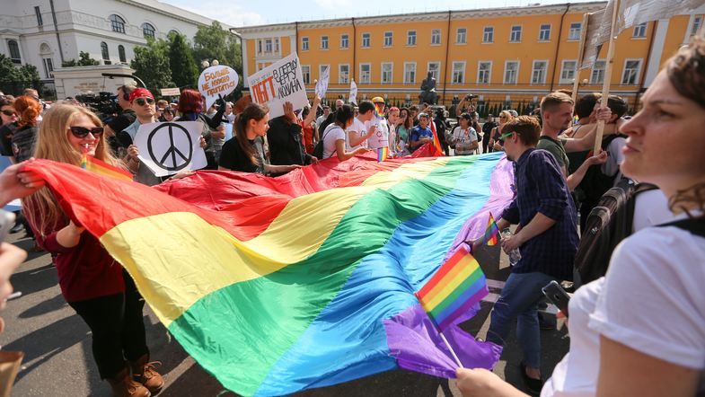 ЛГБТ-представники: яких знущань вони зазнають в Україні та світі