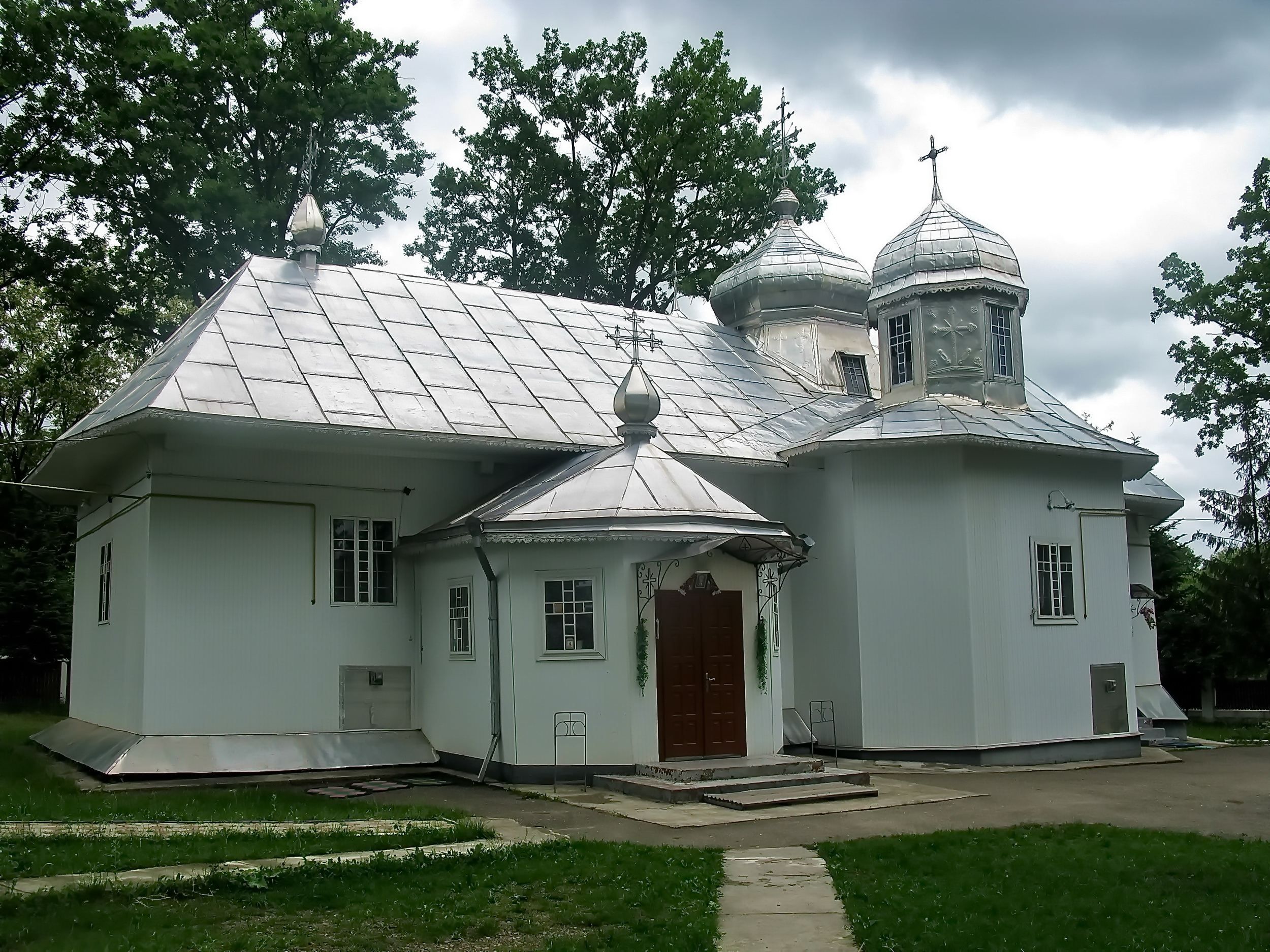 На Буковині до ПЦУ приєдналась ще одна парафія: прихильники УПЦ МП протестували і били поклони