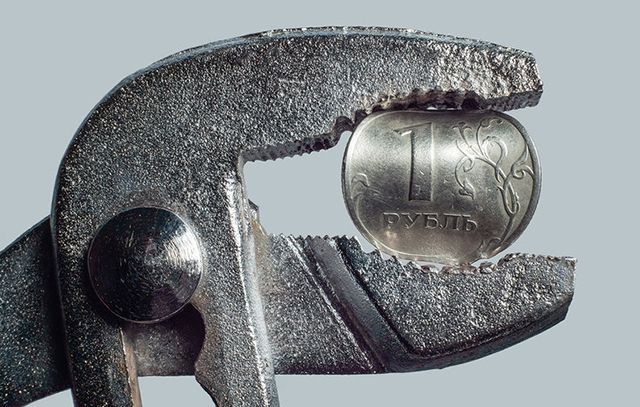 Санкции действуют: российский рубль потерял почти 20% стоимости Санкции действуют: российский рубль потерял почти 20% стоимости