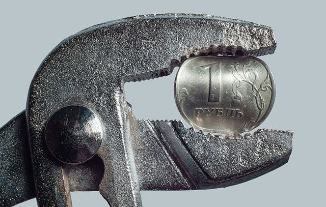 Санкции действуют: российский рубль потерял почти 20% стоимости