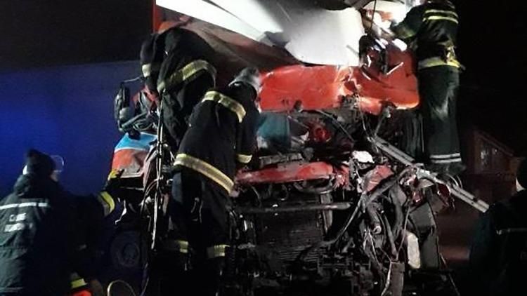 Грузовик влетел в кафе на Хмельнитчине, есть погибшие: фото и видео Грузовик влетел в кафе на Хмельнитчине, есть погибшие: фото и видео