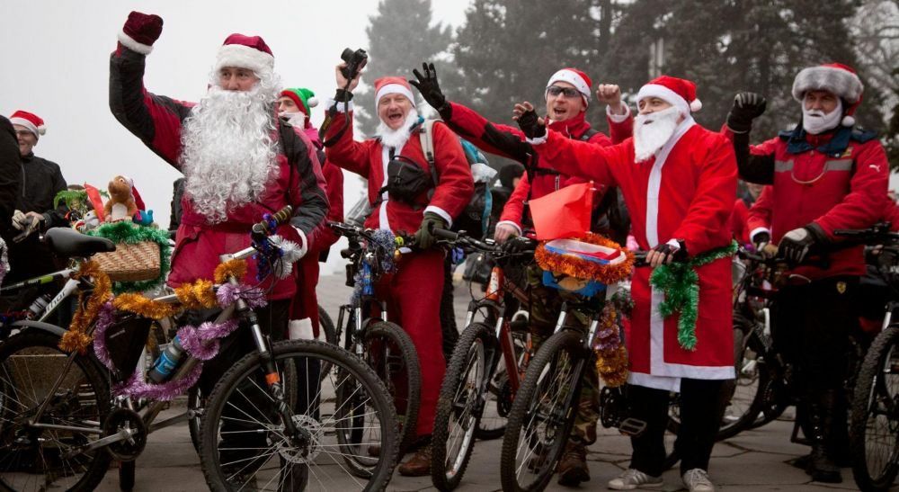 Сотня Санта-Клаусів на велосипедах проїхалася центром Запоріжжя: яскраві фото та відео