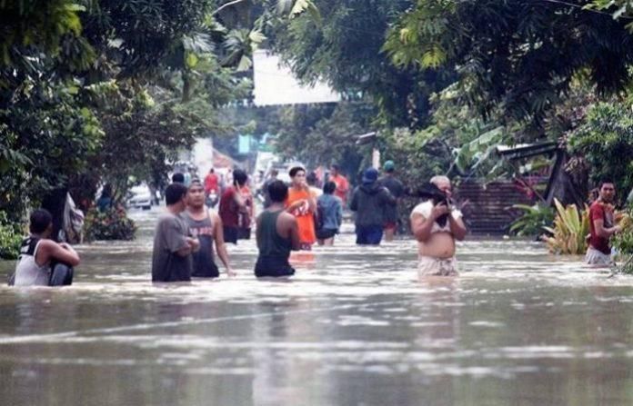 После разрушительного землетрясения на Филиппины обрушился мощный шторм, много погибших: фото После разрушительного землетрясения на Филиппины обрушился мощный шторм, много погибших: фото